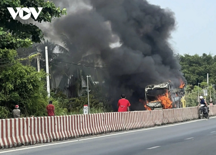 Khi lưu thông đến cầu Cổ Chiên, xe khách bất ngờ bốc cháy.