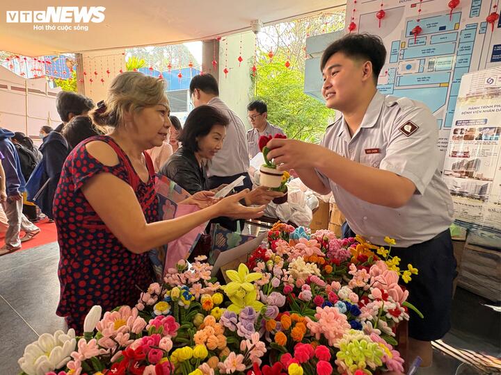 Tiếp nối chuỗi hoạt động chăm lo Tết cho người bệnh, sáng 17/2/2026 (mùng 1 Tết), Bệnh viện Nhân dân Gia Định sẽ tổ chức chương trình “Lì xì đầu xuân - Ấm lòng người bệnh” tại 2 cơ sở. Ban giám đốc bệnh viện cùng lãnh đạo các khoa, phòng sẽ trực tiếp tặng 450 bao lì xì cho người bệnh nội trú trong ngày đầu năm mới.