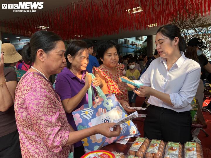 Chương trình "Phiên chợ 0 đồng" dành cho người bệnh có hoàn cảnh khó khăn đang điều trị nội trú tại bệnh viện và 50 người dân có hoàn cảnh khó khăn trên địa bàn phường Gia Định - nơi bệnh viện đóng trụ sở.