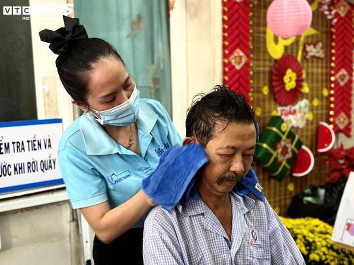 Tại phiên chợ, người bệnh còn được cắt tóc, gội đầu miễn phí.