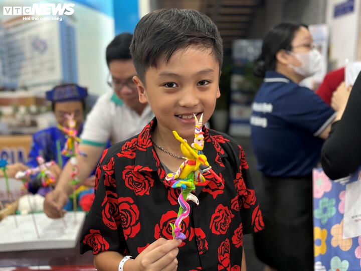 Một bệnh nhi đang điều trị sốt xuất huyết tại bệnh viện hào hứng với "thành phẩm tò he" được nặn theo yêu cầu.