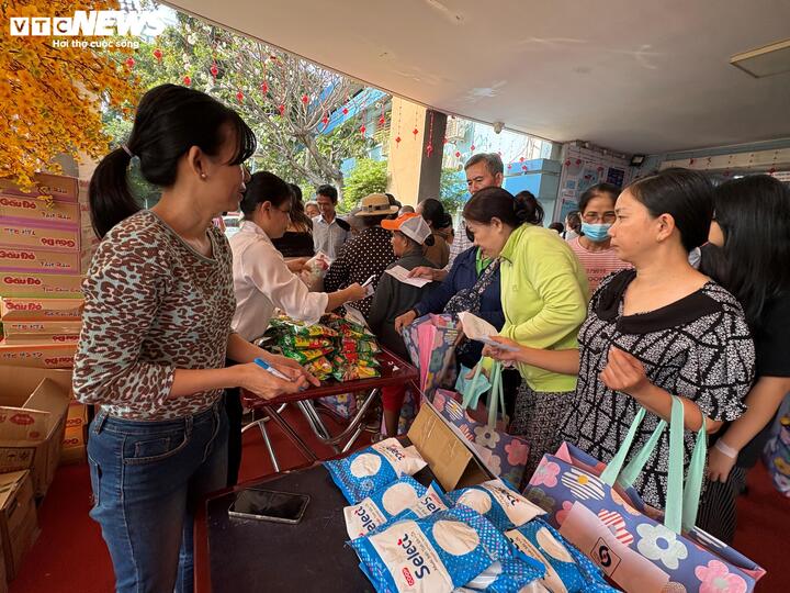 Người thân, bệnh nhân được phát 1 chiếc giỏ và trực tiếp “đi chợ Tết”, dạo quanh 15 gian hàng 0 đồng với hơn 20 mặt hàng nhu yếu phẩm thiết yếu như: quần áo, lạp xưởng, sữa, dầu ăn,nước mắm, nước tương, bột ngọt, đường, muối, bánh kẹo…