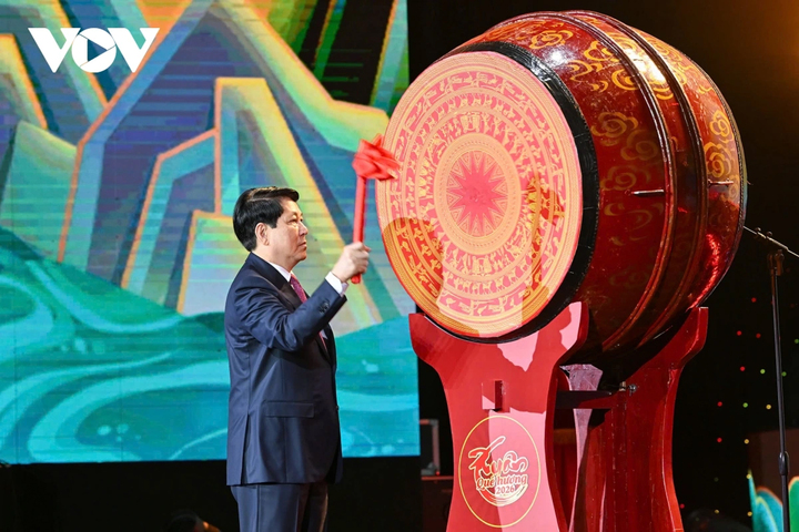 Chủ tịch nước Lương Cường đánh trống khai hội, mừng xuân 2026.