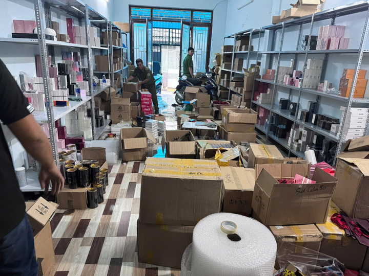 Lực lượng chức năng phát hiện, kiểm tra các điểm buôn bán hàng giả.