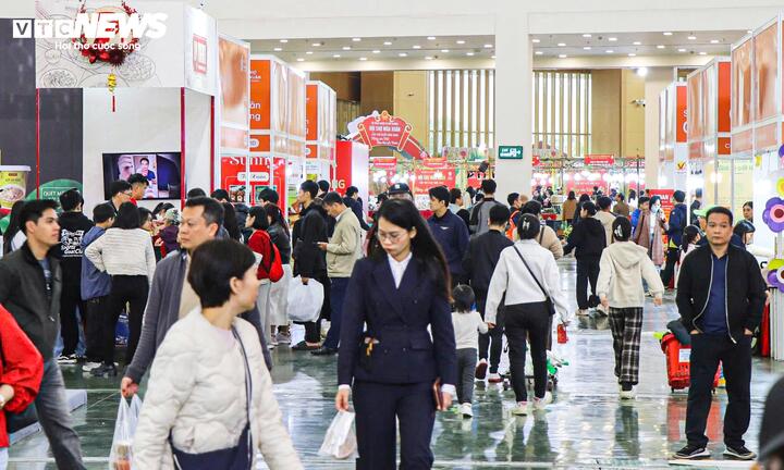 Hội chợ mùa Xuân 2026 đón lượng lớn du khách tham quan, mua sắm trong sáng nay (8/2).