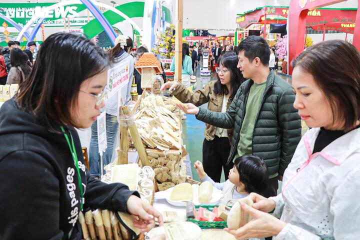 Nhiều chương trình giảm giá sâu, có sản phẩm giảm tới 70%, đi kèm quà tặng đã thu hút sự quan tâm của khách hàng.