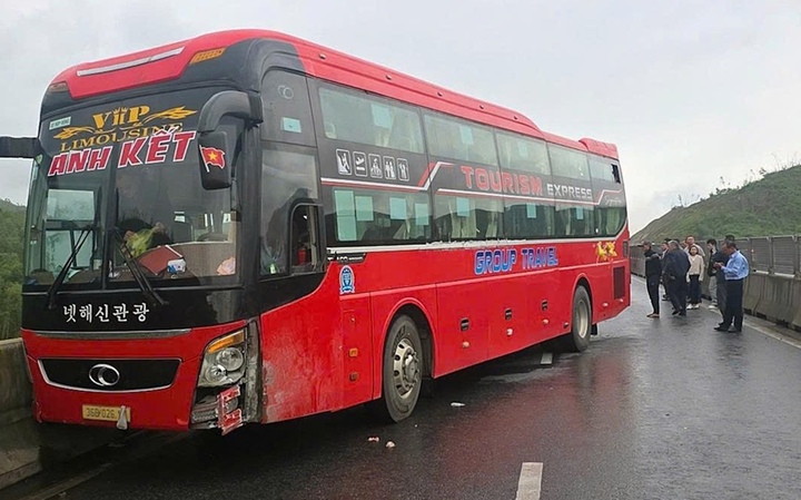 Xe khách chắn ngang đường sau tai nạn