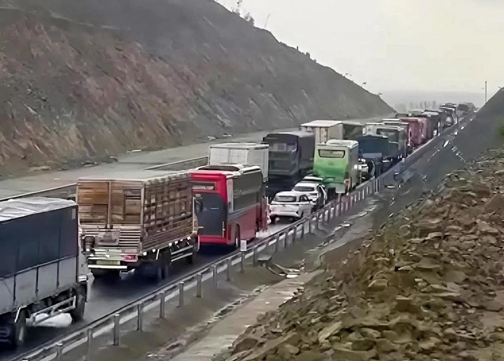 Cao tốc Hàm Nghi - Vũng Áng ùn tắc sau hai vụ tai nạn liên hoàn. (Ảnh CTV).