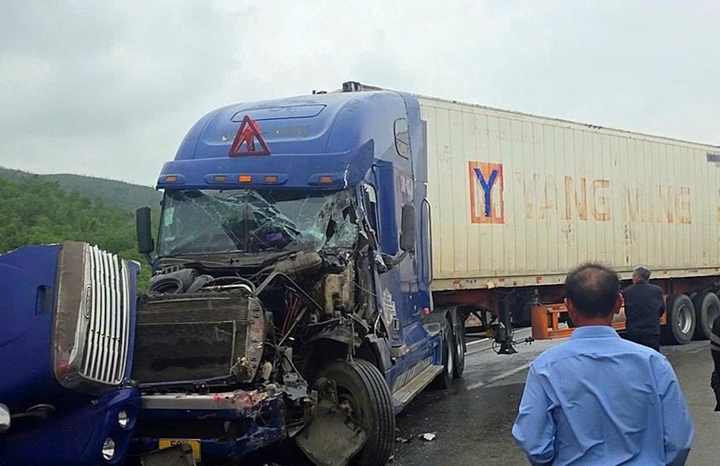 Xe container biến dạng phần đầu sau khi tông ôtô giường nằm trên cao tốc Hàm Nghi - Vũng Áng