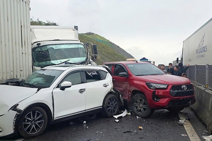 Ôtô hư hỏng nặng sau tai nạn giữa 4 phương tiện trên cao tốc