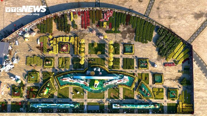 Theo ghi nhận tại Quảng trường Nguyễn Tất Thành (phường Quy Nhơn), cụm linh vật mừng Xuân Bính Ngọ 2026 đã hoàn thành khoảng 80%, trong đó chủ yếu là các tiểu cảnh. Các hạng mục còn lại như linh vật chính và các linh vật phụ đang được vận chuyển đến dần để lắp ghép.