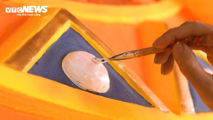 Đến thời điểm hiện tại, linh vật chính "ngựa chiến Thánh Gióng" đang hoàn thành những nét sơn vẽ cuối cùng để trình làng.