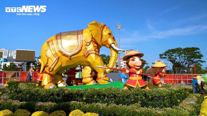 Xung quanh cụm linh vật bát mã là những hình tượng voi chiến binh, ngựa lính nghĩa quân Tây Sơn, ché rượu cần, hạt cà phê, cá voi giữa sóng nước, con thuyền vươn khơi hay hình tượng cồng chiêng, đặc trưng của văn hóa Tây Nguyên...