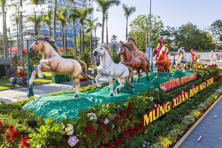 Điểm nhấn nổi bật là cụm linh vật chính gồm 8 tượng ngựa trong thế phi nước đại, tạo hình khỏe khoắn, mang thông điệp “mã đáo thành công”.