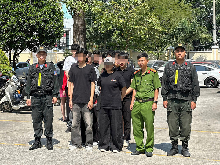 Nhiều người chơi trong bar Anplus bị bắt.