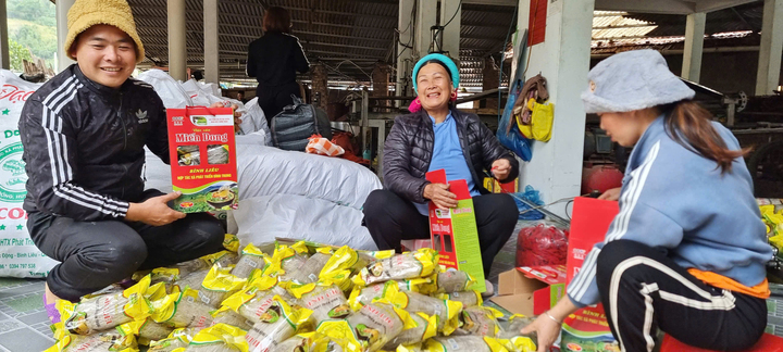 Người dân vùng cao Bình Liêu hối hả đóng gói đặc sản miến dong trong những ngày giáp Tết.