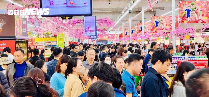 Các siêu thị kín người mua sắm Tết.