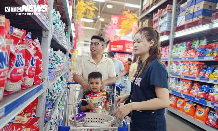 Các mặt hàng như nước giặt, dung dịch tẩy rửa, vệ sinh nhà cửa cũng được mua nhiều.