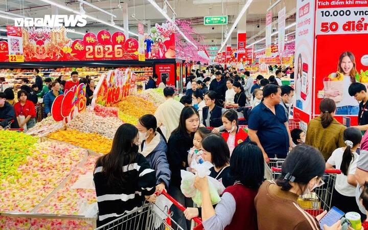 Không khí mua sắm nhộn nhịp tại siêu thị khi Tết Nguyên đán đã cận kề.