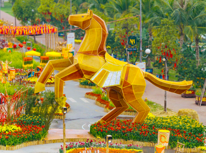 Linh vật Phúc Mã cao 7 mét gửi gắm thông điệp khai vận đón phúc, hanh thông và khởi sắc trong năm mới Bính Ngọ.