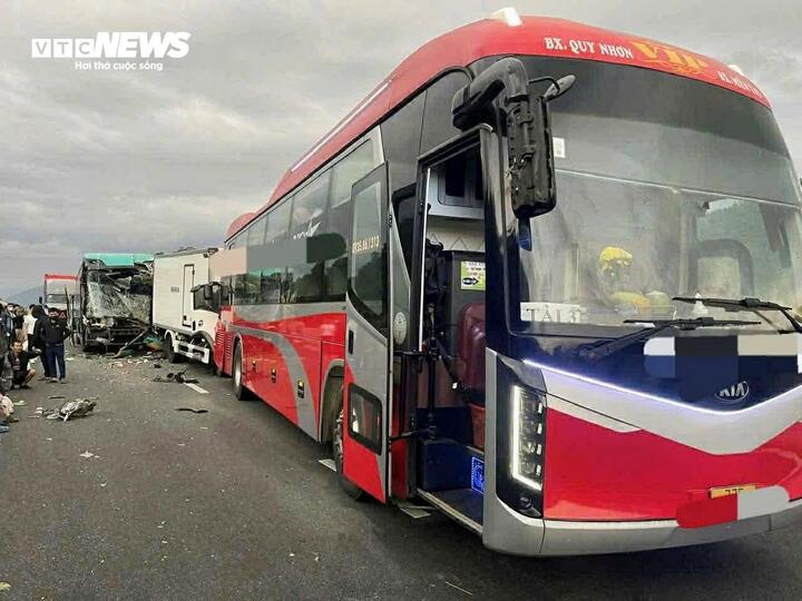 Vụ tai nạn khiến nhiều km đoạn cao tốc Vân Phong - Nha Trang bị ùn tắc cục bộ. (Ảnh Công an cung cấp).