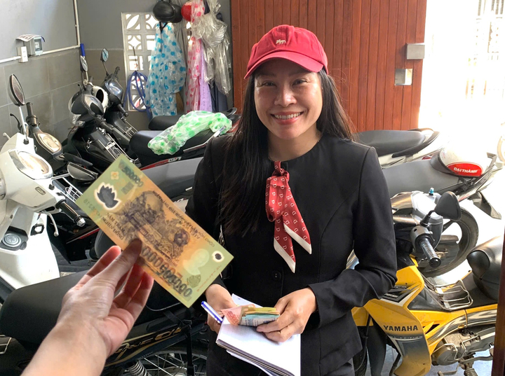 Chị Liên Lê đi từng phòng lì xì cho sinh viên. (Ảnh: G.X)