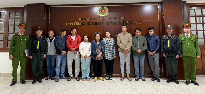 Một số kẻ liên quan đến đường dây sản xuất thuốc và thực phẩm chức năng giả tại cơ quan công an. (Ảnh: Công an Thanh Hoá)