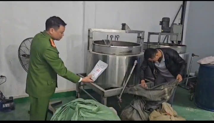 Những kẻ trong đường dây thiết lập quy trình khép kín, hoạt động với nhiều thủ đoạn tinh vi để qua mặt cơ quan chức năng và người tiêu dùng. (Ảnh: Công an Thanh Hoá)