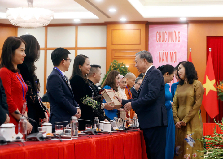 Tổng Bí thư Tô Lâm tặng quà cho các kiều bào tại buổi gặp mặt.