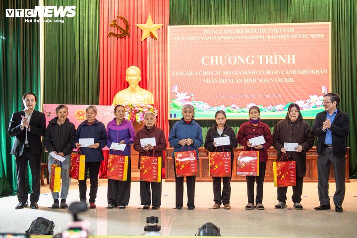 Ông Lương Quốc Đoàn (ngoài cùng bên phải) trao tặng quà cho các hộ có hoàn cảnh khó khăn.