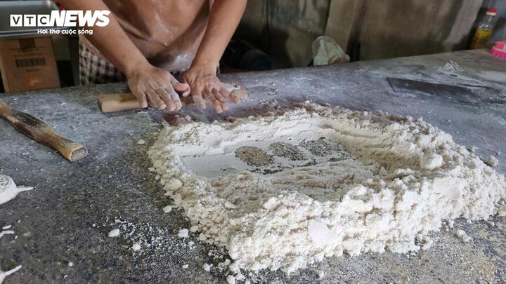 Theo ông Cầm, nguyên liệu chính làm bánh là bột đậu xanh, bột nếp và đường… Việc sản xuất bánh trải qua nhiều công đoạn. Đậu xanh bóc vỏ, rang vàng, xay nhuyễn. Bột nếp cũng làm tương tự. Đường được nấu lên rồi đổ vào hỗn hợp bột, nhào trộn cho đều sau đó cho vào khuôn gỗ, ấn chặt, lật ngược gõ xuống bàn thì lập tức cho ra những chiếc bánh thành hình với hoa văn đẹp mắt. Bánh sau đó được đưa vào lò nướng 10 phút rồi đưa lên kệ. Chiếc bánh thơm phức mùi bột nếp, đậu xanh.