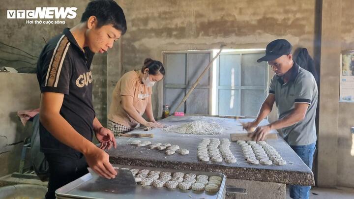 Những ngày này, làng nghề bánh in An Lạc, xã Duy Nghĩa, TP Đà Nẵng, lại chuyển mình vào nhịp làm việc hối hả nhất trong năm. Không khí Tết dường như đã ngập tràn từ những ngõ xóm nhỏ tới tiếng lốc cốc đều đặn của khuôn bánh, tiếng gõ gỗ rộn ràng hòa cùng mùi bột nếp và đậu xanh thơm lừng lan tỏa khắp cả làng.