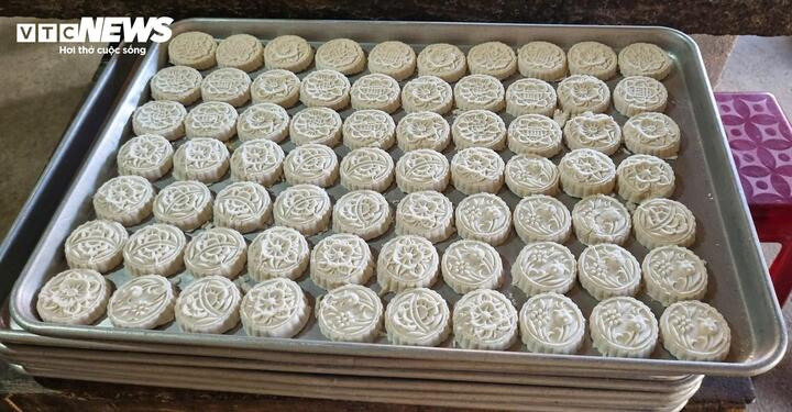 Trung bình mỗi ngày, lò bánh của ông làm khoảng 2 tấn bánh gồm bánh đậu xanh và bánh nếp truyền thống. "Bạn hàng" đến tận nơi để nhận, rồi chuyển đi khắp các nơi trên địa bàn TP Đà Nẵng và một số tỉnh lân cận.