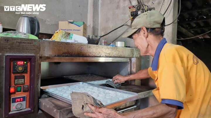 Từ đầu tháng Chạp đến nay, cơ sở sản xuất bánh in của gia đình ông Đinh Xuân Cầm bắt đầu công việc từ lúc 2–3 giờ sáng. Người đàn ông có thâm niên ngót nghét gần 30 năm gán bó với nghề làm bánh in cho biết, hiện cơ sở của ông đang đẩy mạnh sản xuất suốt cả ngày đêm để tận dụng từng giờ, từng phút nhằm đáp ứng nhu cầu tăng cao của khách hàng.