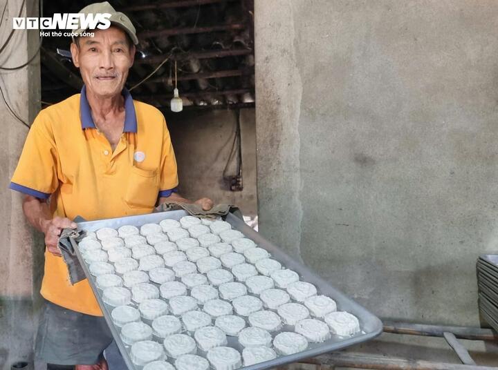 “Đây là là khoảng thời gian cao điểm đỏ lửa do bánh in chủ yếu được dùng để bày lên bàn thờ dịp lễ, tết. Bánh được làm thủ công bởi công thức bí truyền của gia đình. Khâu trộn bột, nướng bánh hiện đã có máy trộn bột và lò nướng, cũng đỡ vất vả hơn trước kia. Tuy nhiên cận Tết nên phải huy động thêm nhiều người trong nhà dừng việc khác để tập trung làm bánh cho kịp đơn”, ông Cầm nói.