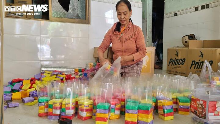 Cách cơ sở của ông Cầm không xa, bà Võ Thị Hồi (65 tuổi) cũng đang tất bật đóng gói lượng lớn bánh in để kịp bàn giao cho khách.