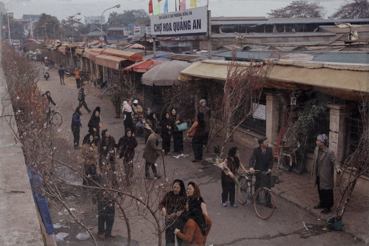 Bộ ảnh Tết thời bao cấp do nhóm bạn gen Z thực hiện đang gây sốt mạng xã hội. Trong đó, các bạn trẻ hóa thân thành những cụ già đi chợ hoa sắm Tết. Người tỉ mẩn chọn cành đào, hộp mứt, người ôm bó lay ơn mang về, tái hiện trọn vẹn nhịp sống chậm rãi, bình yên của những ngày giáp Tết xưa.