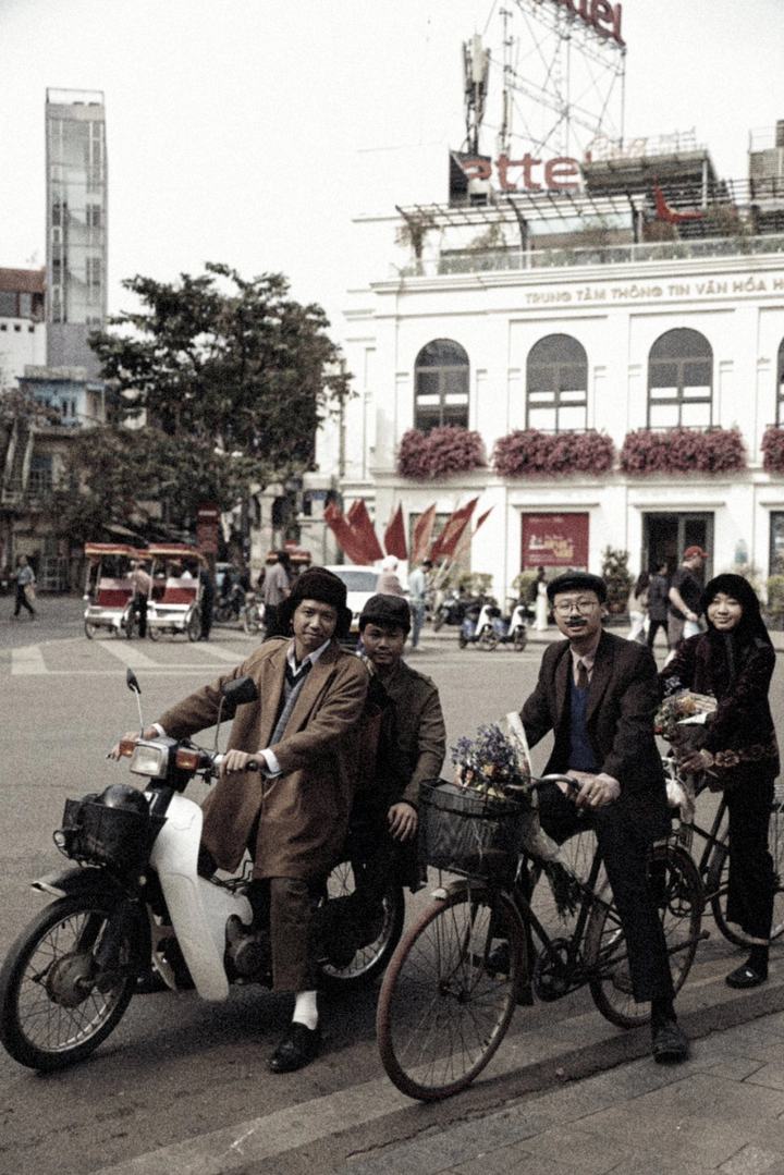 Lý giải việc chọn chợ hoa và chợ Đồng Xuân làm bối cảnh chính, anh Hiển cho rằng chỉ những khu chợ lâu đời, ngập tràn hoa Tết mới giữ được đúng tinh thần không khí Tết xưa. “Nếu đưa bối cảnh vào các khu nhà cao tầng hiện đại thì coi như hỏng toàn bộ cảm xúc của bộ ảnh”, anh nói.