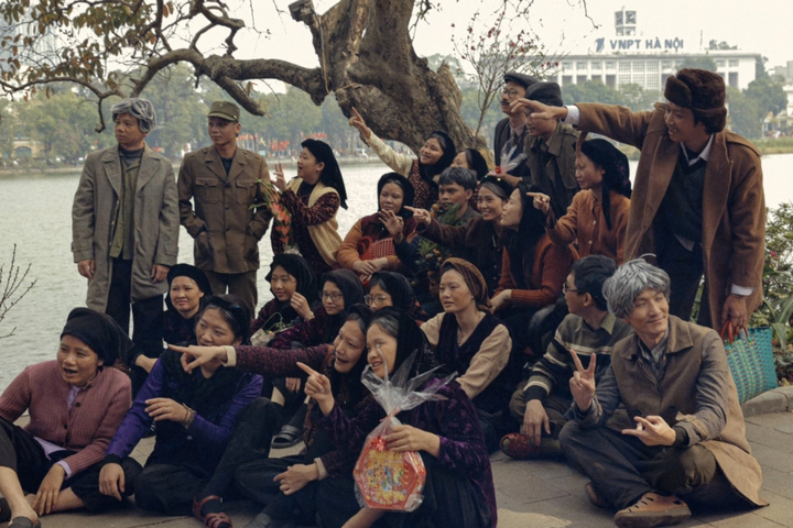 Bộ ảnh được chụp bằng chiếc máy ảnh Canon du lịch đời cũ, giá chỉ khoảng 2 triệu đồng. Ê-kíp cố tình chọn “máy ảnh đểu” để tạo ra chất ảnh chân thực, thô mộc và đúng tinh thần xưa nhất, phần hậu kỳ chỉ can thiệp rất nhẹ.