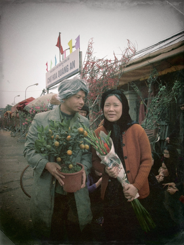 Ý tưởng bộ ảnh xuất phát từ Tết xưa - một cái Tết chưa có công nghệ, chưa có AI, không dư dả vật chất nhưng lại rộn ràng, ấm áp và đầy niềm vui. Thông qua những khung hình mộc mạc, anh Hiển muốn kể lại cho thế hệ trẻ hôm nay về cái Tết của ông bà, cha mẹ – giản dị mà đẹp, thiếu thốn mà giàu cảm xúc.