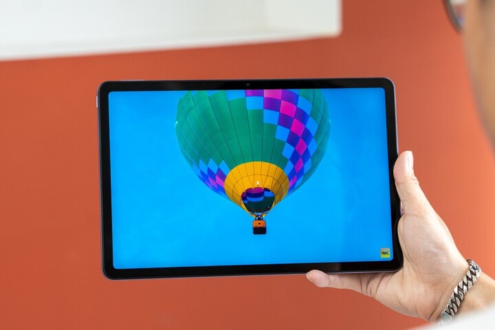 Xiaomi Redmi Pad 2 gây ấn tượng với thiết kế phẳng hiện đại.