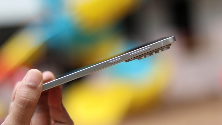 Galaxy S25 Edge'in kalınlığı 5,8 mm'dir.