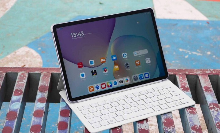 Huawei MatePad có khung hợp kim nhôm nguyên khối chắc chắn, nhẹ nhàng.