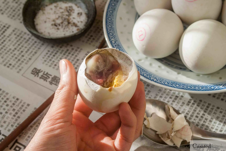 Người Trung Quốc yêu thích thưởng thức trứng vịt lộn già. (Ảnh: Curated Comle)