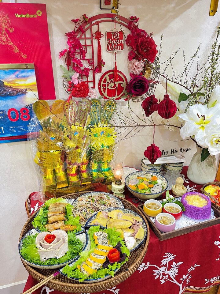 Việc đặt mâm lễ một cách tùy tiện sẽ ảnh hưởng đến ý nghĩa tốt đẹp của nghi lễ này. (Ảnh: Nguyễn Việt Hà)