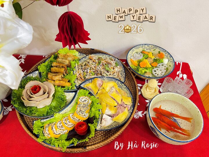 Tùy thuộc vào từng gia đình và theo phong tục từng vùng miền, mâm cơm có thể là đồ chay hoặc mặn. (Ảnh: Nguyễn Việt Hà)