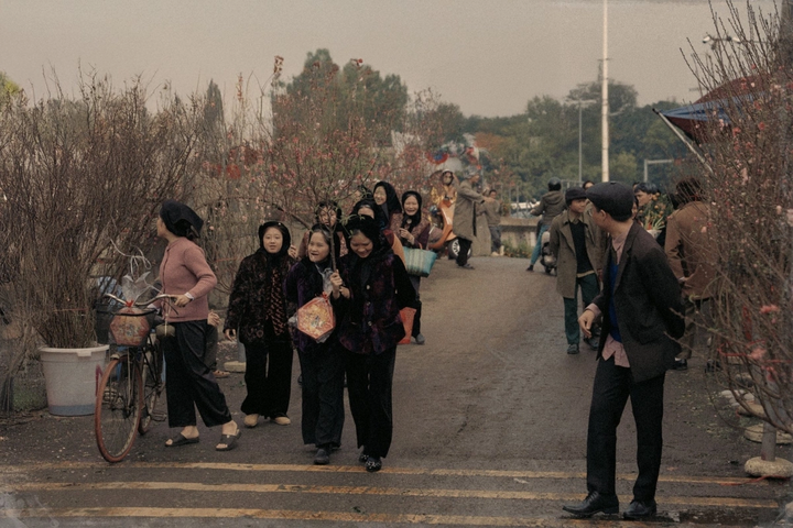 Chia sẻ với PV Báo Điện tử VTC News, anh Hoàng Anh Hiển (SN 1994, Đan Phượng) - thành viên dự án cho biết bộ ảnh được thực hiện vào ngày 11 tháng Chạp, sau gần một tháng lên ý tưởng và họp bàn kỹ lưỡng. Đây là concept thường niên mà anh và ê-kíp duy trì suốt nhiều năm qua, với mong muốn tạo nên hoạt động mang tính truyền thống, để mỗi dịp cuối năm, các thành viên cùng nhau lưu giữ kỷ niệm và cảm nhận rõ hơn dòng chảy thời gian.