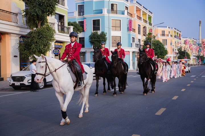 Màn diễu hành áo dài truyền thống cùng dàn tuấn mã uy nghi tạo điểm nhấn khác biệt cho lễ hội.