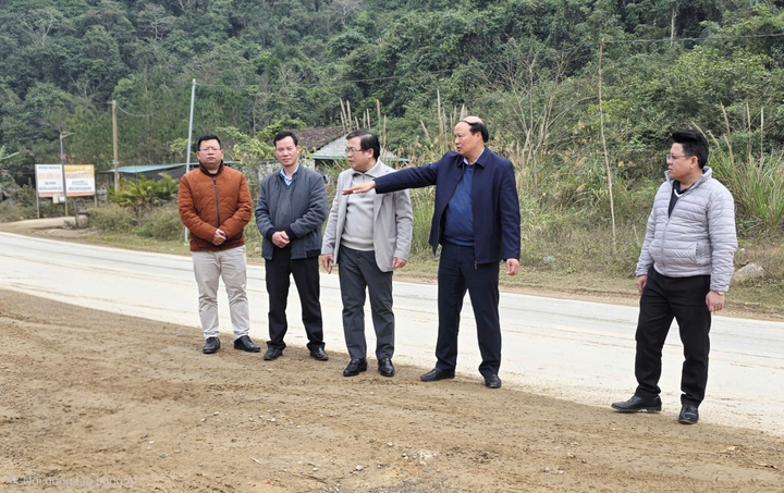 Phó Chủ tịch UBND tỉnh Hoàng Văn Thạch kiểm tra khu vực dự kiến đón tiếp Đoàn lãnh đạo Đảng, Nhà nước tại điểm giáp ranh giữa tỉnh Cao Bằng và Lạng Sơn.