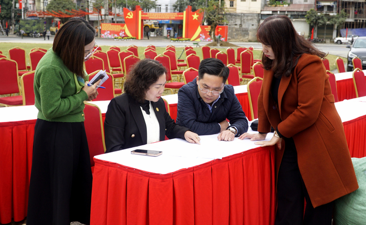 Bà Hà Nhật Lệ, Phó Chủ tịch UBND tỉnh Cao Bằng, kiểm tra công tác chuẩn bị các hạng mục, cơ sở vật chất kĩ thuật cho sự kiện.